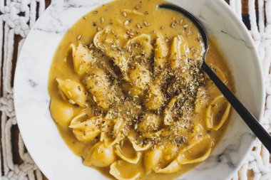 Vejetaryen kremalı kabuklu makarna, kabak sosu ve tohum, sağlıklı bitki temelli yemek tarifleri.