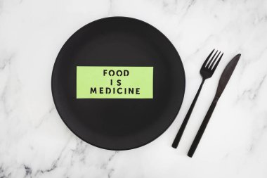 Yemek, çatal ve bıçakla yemek tabağındaki tıbbi metindir. Diyet, sağlıklı beslenme ve sezgisel yemek kavramı.