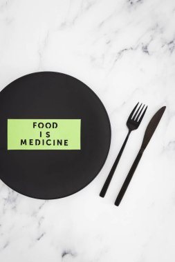 Yemek, çatal ve bıçakla yemek tabağındaki tıbbi metindir. Diyet, sağlıklı beslenme ve sezgisel yemek kavramı.