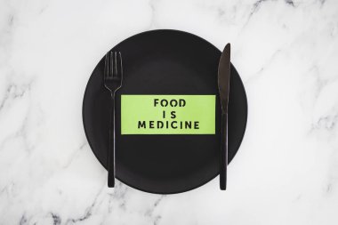 Yemek, çatal ve bıçakla yemek tabağındaki tıbbi metindir. Diyet, sağlıklı beslenme ve sezgisel yemek kavramı.