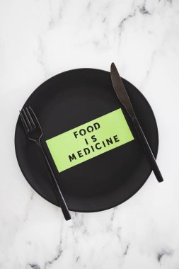 Yemek, çatal ve bıçakla yemek tabağındaki tıbbi metindir. Diyet, sağlıklı beslenme ve sezgisel yemek kavramı.