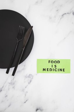 Yemek, çatal ve bıçakla yemek tabağındaki tıbbi metindir. Diyet, sağlıklı beslenme ve sezgisel yemek kavramı.