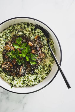 Taze mushrrom ve ıspanakla vejetaryen risotto, sağlıklı bitki temelli yemek tarifleri.