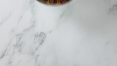 Avokado ve kızarmış soğanlı vejetaryen sarımsak ve zencefilli erişte, sağlıklı bitki temelli yemek tarifleri.