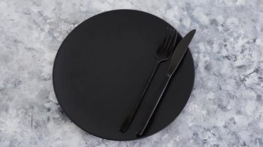 Yemek tabağına çatal ve bıçakla ipliğini, sağlıklı beslenme konseptini ve mikrobiyom hakkındaki bilimsel araştırmayı yaz.