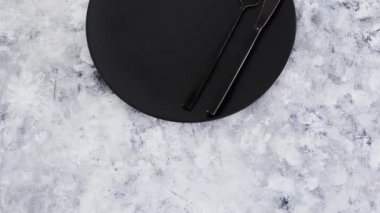 Yemek tabağına çatal ve bıçakla ipliğini, sağlıklı beslenme konseptini ve mikrobiyom hakkındaki bilimsel araştırmayı yaz.