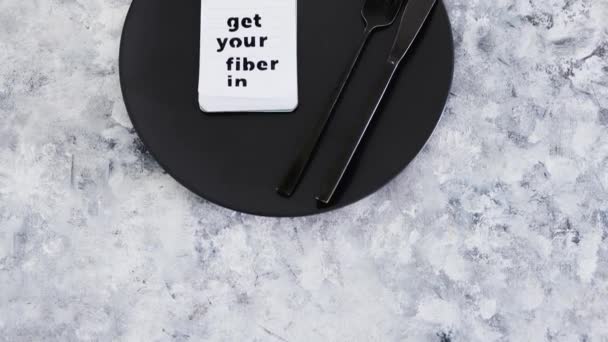 用叉子和刀叉把你的纤维写在餐盘上 健康营养的概念和微生物体的科学研究 — 图库视频影像