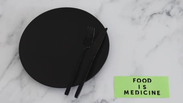 食物是餐盘上有叉子和刀叉的医学文本 节食与健康营养和直觉饮食的概念 — 图库视频影像
