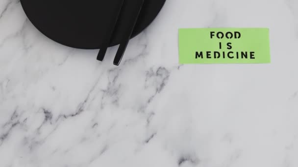 食物是餐盘上有叉子和刀叉的医学文本 节食与健康营养和直觉饮食的概念 — 图库视频影像