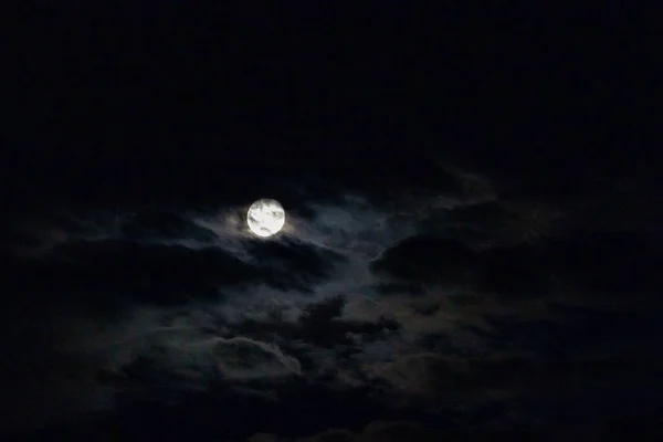 Telihold Sötét Felhőkkel Előtte Éjszakai Égbolton Teleobjektívvel Fényképezve — Stock Fotó
