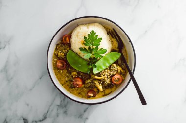 Pilav ve sebzeli yeşil körili vegan Tayland yemeği ve sağlıklı bitki temelli yemek tarifleri.