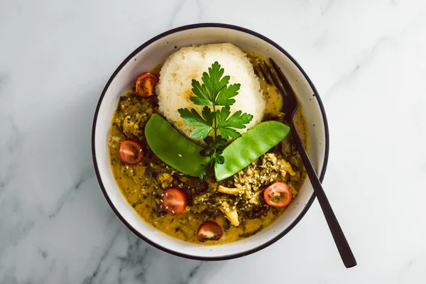 素食的泰菜咖哩 配米和混合蔬菜 健康的植物食品配方 — 图库照片