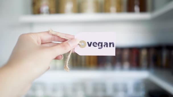 Texto Vegano Frente Despensa Organizada Ordenada Con Frascos Alineados Los — Vídeos de Stock