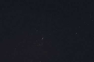 Kıtır gökyüzü ile yıldızlı bir gece ve görülebilir takımyıldızları olan bazı bulutlar ve bir yaz gecesi Tasmaniaon 'dan çekilen bazı göktaşları ya da uydu izleri.