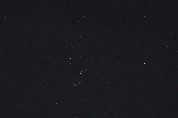Noche Estrellada Con Cielo Crujiente Algunas Nubes Con Muchas Constelaciones — Foto de Stock