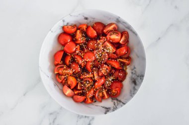 Taze vişneli domatesler zeytinyağı balzamik sirke ve duka ile tatlandırılmış, sade, doğal sağlıklı malzemeler kavramı.