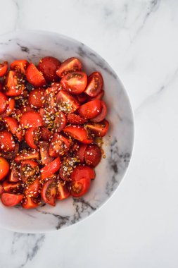 Taze vişneli domatesler zeytinyağı balzamik sirke ve duka ile tatlandırılmış, sade, doğal sağlıklı malzemeler kavramı.