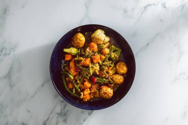 Vejetaryen karışık sebze rosto, sos sosu, sağlıklı bitki temelli yemek tarifleri.