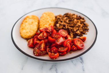 Vejetaryen haşhaşlı kiraz domatesleri ve doğranmış teriyaki tofu, sağlıklı bitki temelli yemek tarifleri.