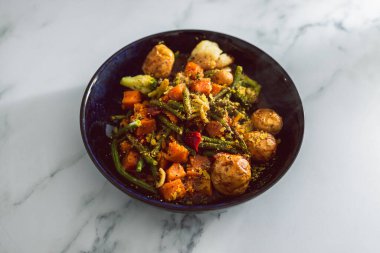 Vejetaryen karışık sebze rosto, sos sosu, sağlıklı bitki temelli yemek tarifleri.