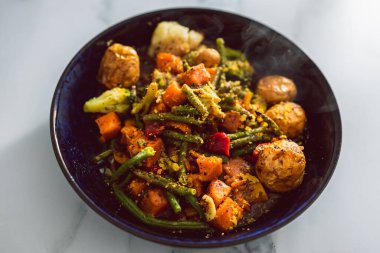 Vejetaryen karışık sebze rosto, sos sosu, sağlıklı bitki temelli yemek tarifleri.