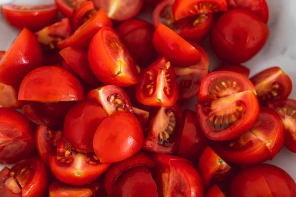 Tomates Cherry Maduros Frescos Cortados Cubos Tazón Mármol Sobre Una — Foto de Stock