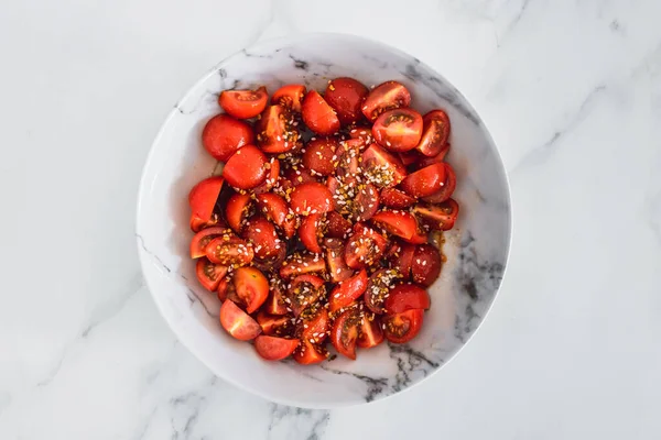 Taze vişneli domatesler zeytinyağı balzamik sirke ve duka ile tatlandırılmış, sade, doğal sağlıklı malzemeler kavramı.