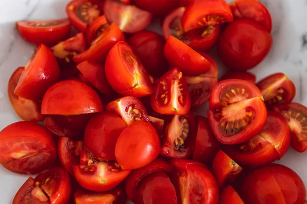 Tomates Cherry Maduros Frescos Cortados Cubos Tazón Mármol Sobre Una — Foto de Stock