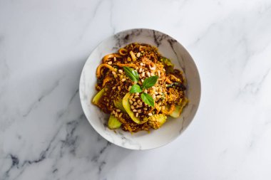 Vejetaryen udun ve vermicelli erişte karışımı pak choy ve baharatlı sos, sağlıklı bitki bazlı yemek tarifleri.