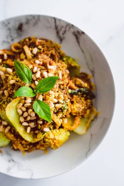 Vejetaryen udun ve vermicelli erişte karışımı pak choy ve baharatlı sos, sağlıklı bitki bazlı yemek tarifleri.