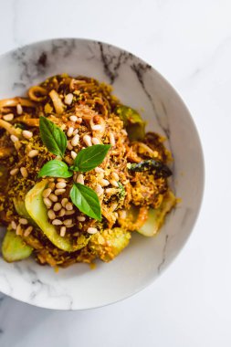 Vejetaryen udun ve vermicelli erişte karışımı pak choy ve baharatlı sos, sağlıklı bitki bazlı yemek tarifleri.