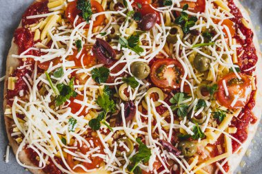 Vejetaryen ev yapımı, kirazlı, zeytinli ve sütsüz peynirli taze otlu pizza, sağlıklı bitkisel yemek tarifleri.