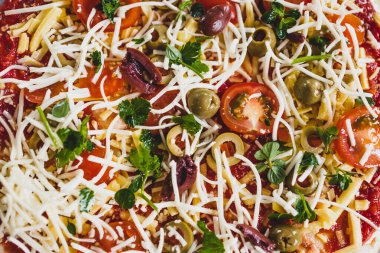 Vejetaryen ev yapımı, kirazlı, zeytinli ve sütsüz peynirli taze otlu pizza, sağlıklı bitkisel yemek tarifleri.