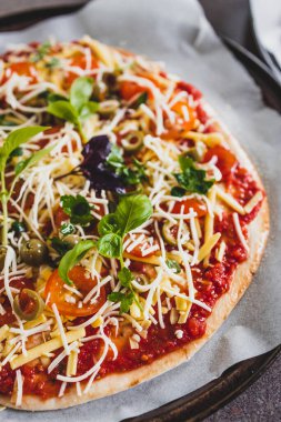 Vejetaryen ev yapımı, kirazlı, zeytinli ve sütsüz peynirli taze otlu pizza, sağlıklı bitkisel yemek tarifleri.