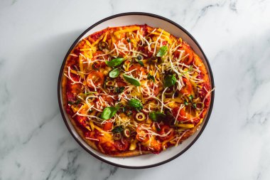 Vejetaryen ev yapımı, kirazlı, zeytinli ve sütsüz peynirli taze otlu pizza, sağlıklı bitkisel yemek tarifleri.