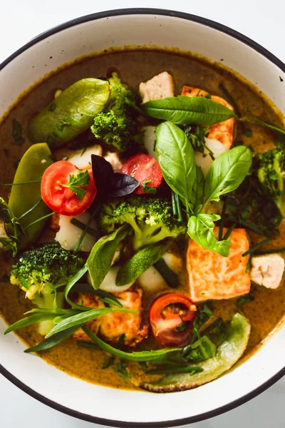 Vegan Thai Green Curry Fried Silken Tofu Broccoli Snow Peas — Stockfoto