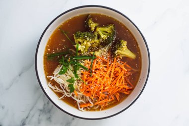 Havuçlu ve brokolili vejetaryen ramen çorbası, sağlıklı bitki temelli yemek tarifleri.