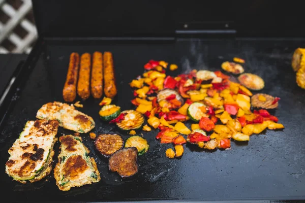 Veganistische Barbecue Met Gegrilde Groenten Plantaardige Worstjes Maïs Kolf Gezonde — Stockfoto