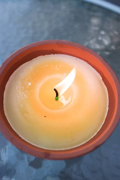 Bougie Citronnelle Avec Flamme Extérieure Sur Table Café Mise Crépuscule — Photo