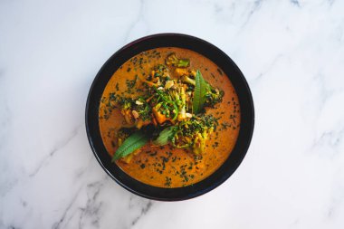 Brokolili ve tofu küplü vejetaryen sarı köri, sağlıklı bitki temelli yemek tarifleri.