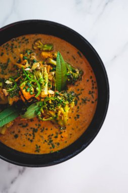 Brokolili ve tofu küplü vejetaryen sarı köri, sağlıklı bitki temelli yemek tarifleri.