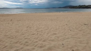 Pasifik Okyanusu üzerindeki yoğun kara fırtınalı bulutlar ve Güney Tazmanya 'daki Kingston Sahili' nin güzel manzarası sıcak bir yaz gününde çekildi.