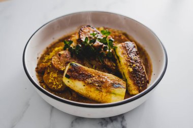 Kabak biftekli vejetaryen patates kızartması, sağlıklı bitki bazlı yemek tarifleri.