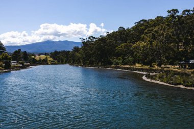 KINGSTON BEACH, TASMANIA - 30 Ocak 2022: Güneşli bir yaz gününde Brown Nehri 'nin güzel kıyı manzarası 