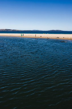 KINGSTON BEACH, TASMANIA - 30 Ocak 2022: Güneşli bir yaz gününde Brown Nehri 'nin güzel kıyı manzarası 