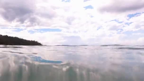 南タスマニアの水から撮影された太平洋の景色の一部は 水平線 小さな波とふわふわの雲と美しいコントラストの空を示すカメラで水中にあります — ストック動画