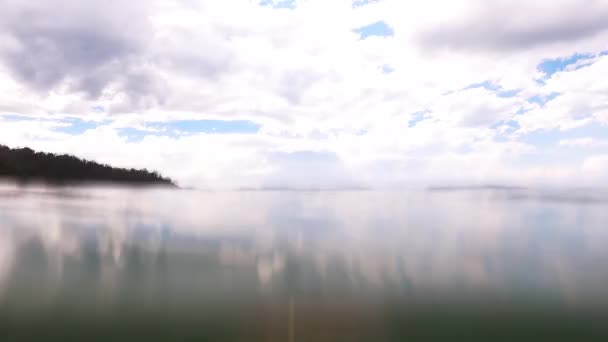 在塔斯马尼亚南部的水面上拍摄的太平洋美景 部分是在水下拍摄的 显示了地平线 小海浪和美丽的天空 天空中布满了蓬松的云彩 — 图库视频影像