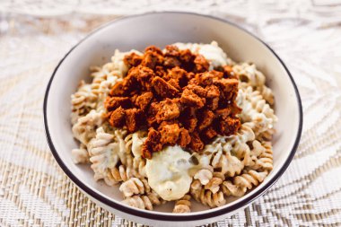 Vejetaryen carbonara esinlenilmiş kremalı kaju soslu makarna ve baharatlı tempeh pastırması, sağlıklı bitki temelli yemek tarifleri.