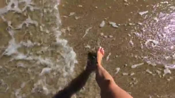Жінка Йде Пісок Біля Пляжу Ногами Воді Виходить Неї Чоловік — стокове відео