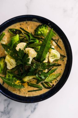 Brokoli karnabaharı ve yeşil fasulyeli vejetaryen yeşil köri, sağlıklı bitki temelli yemek tarifleri.